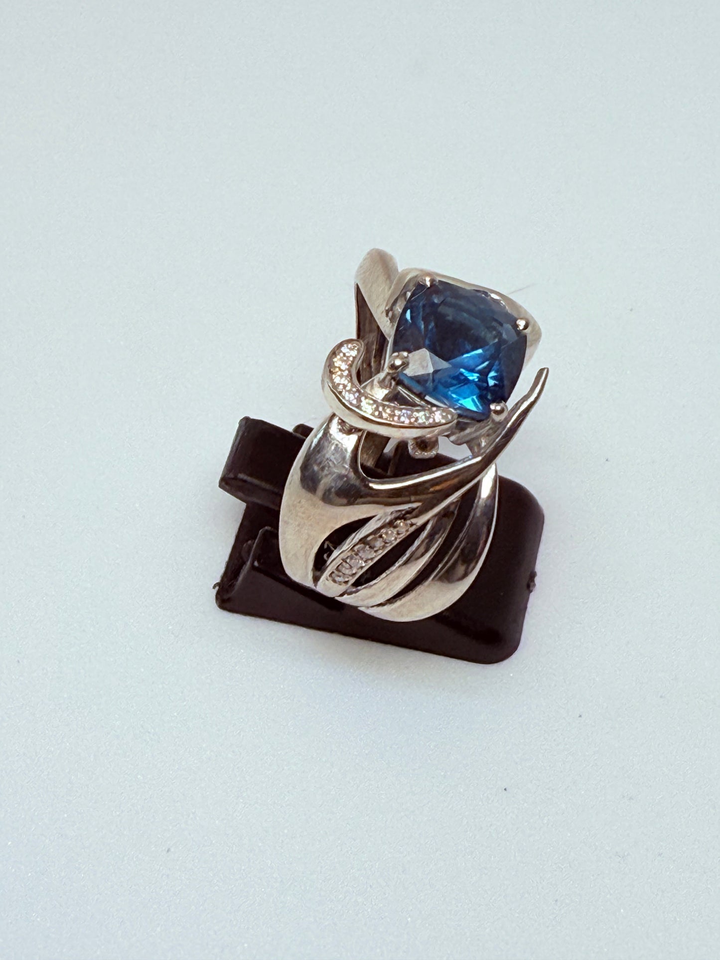 Modello Anello con Topazio London CJ03