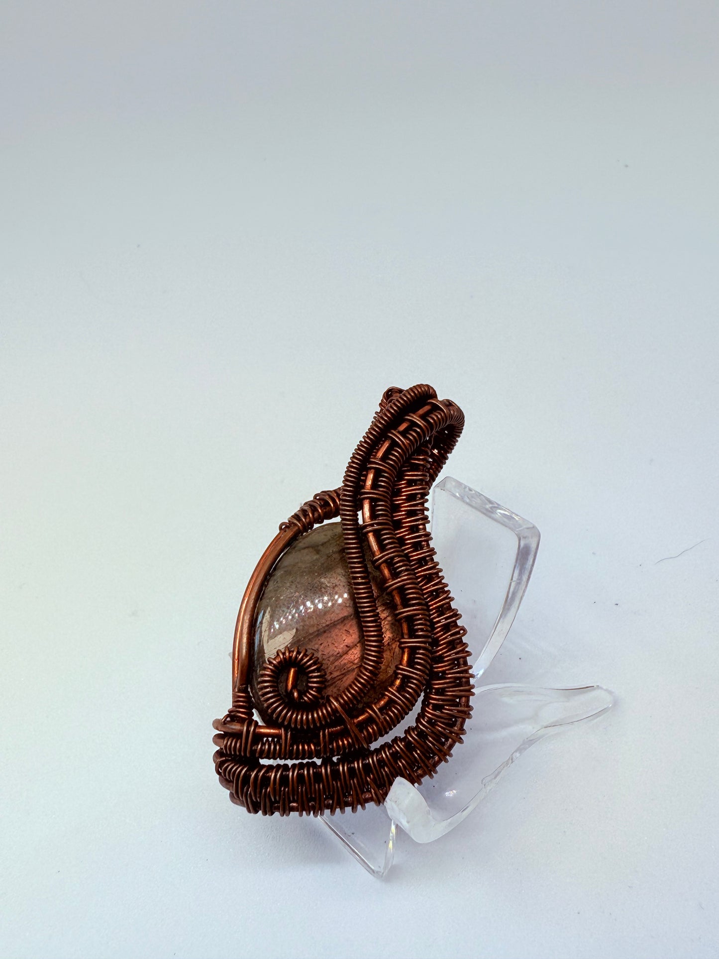 Pendant with labradotire