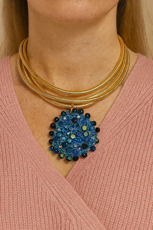 Collana girocollo in acciaio con pendente strass all'uncinetto