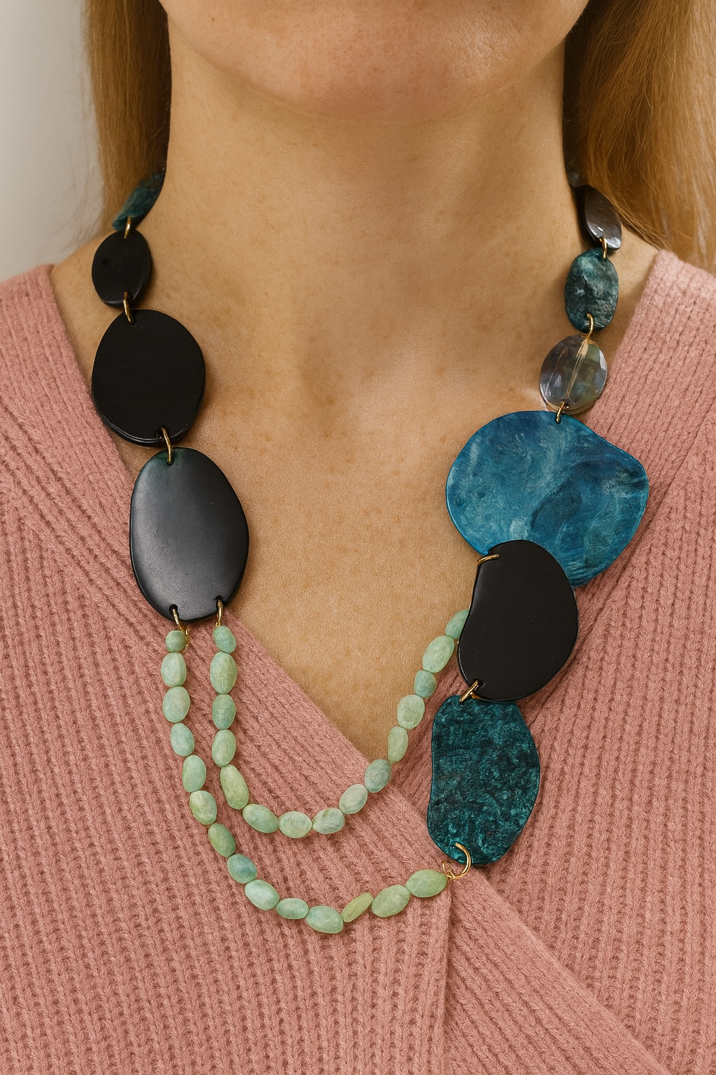 Collana con larimar , con cristalli e resina