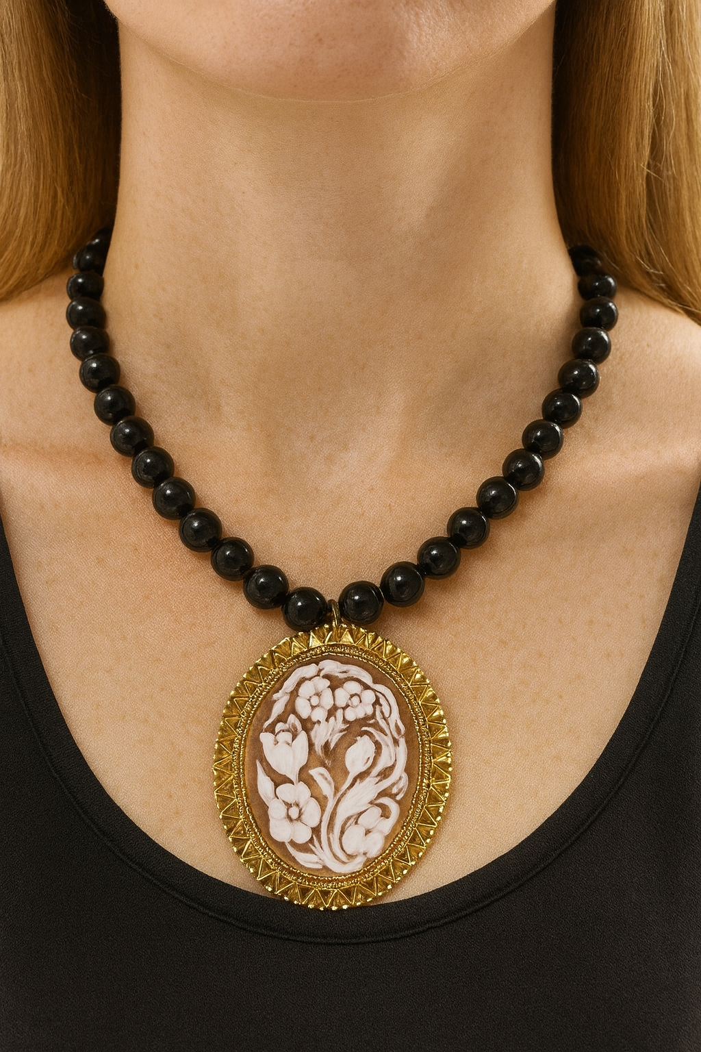 Collana di ossidiana con cammeo su conchiglia sardonica