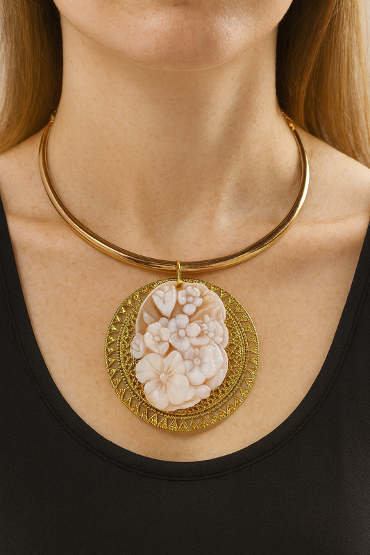 Collana girocollo in acciaio placcato oro con cammeo grande