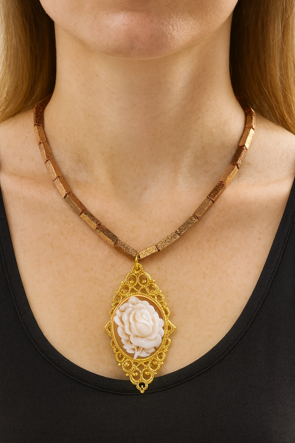 Collana con ematite e cammeo in conchiglia sardonica