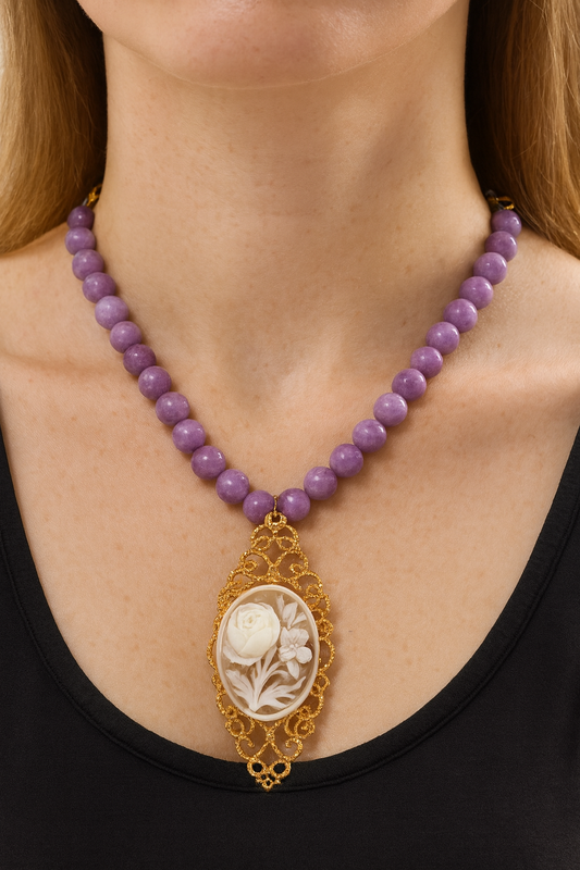 Collana con calcedonio lavanda e cammeo