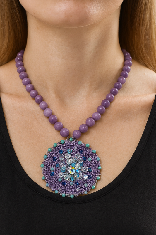 Collana con calcedonio lavanda e pendente all'uncinetto