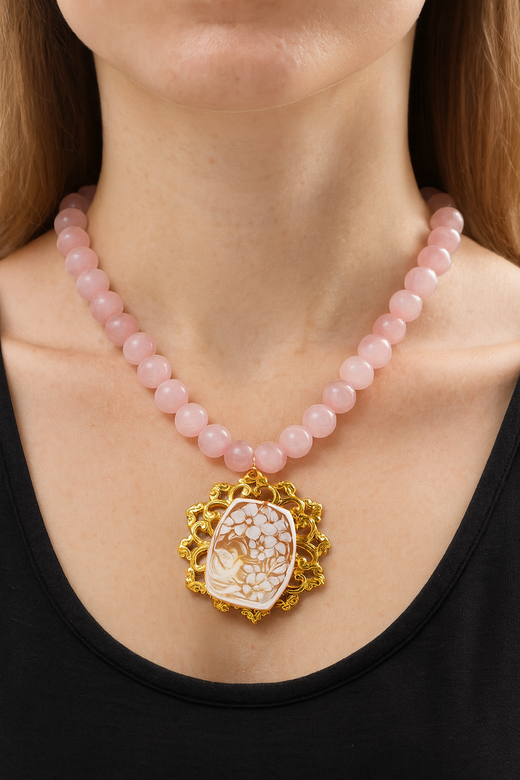 Collana in quarzo rosa con cammeo su conchiglia sardonica