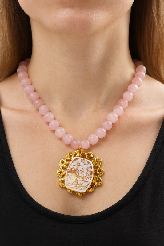 Collana in quarzo rosa con cammeo su conchiglia sardonica