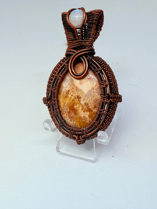 Pendente con corallo fossile