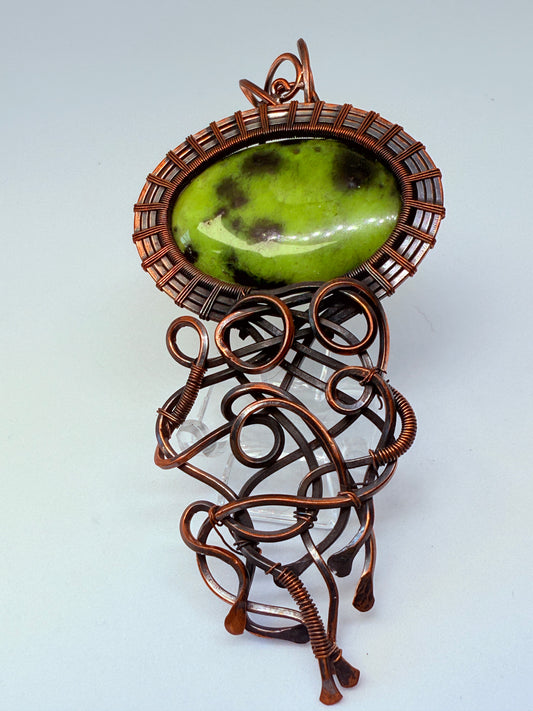 Pendente con serpentino a forma di medusa